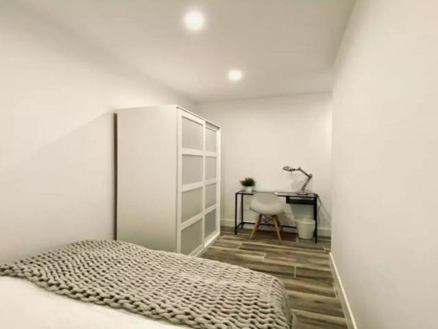 Cosy room in 5 bedroom apartment, Retiro