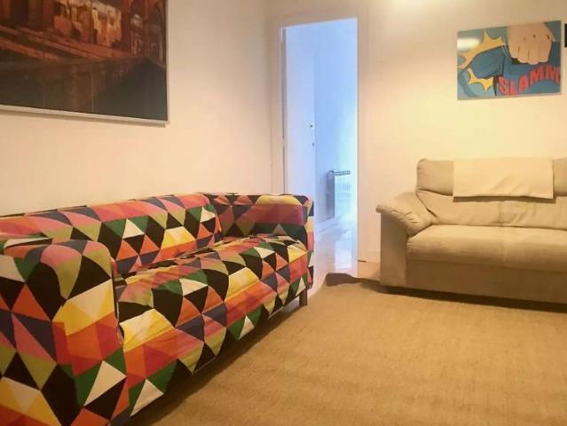 Cosy room in 6 bedroom apartment in Malasaña