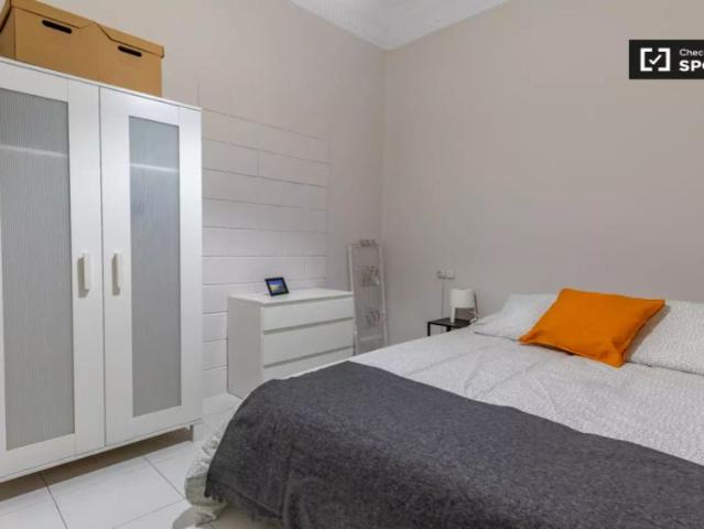 Cosy room to rent in bright 6 bedroom apartment in bustling L'Eixample