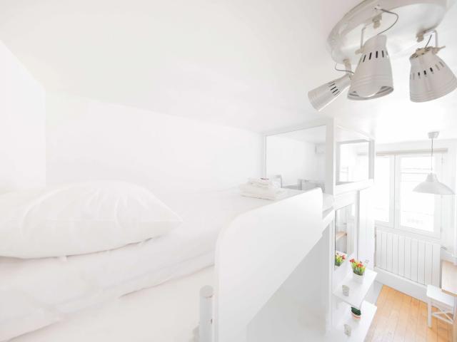 Cosy studio in the 16th district with a splendid view on the roofs of Paris!