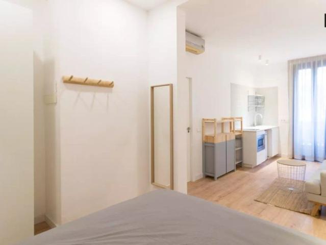 Cosy studio over garden with bathroom in Gracia norte Co Living