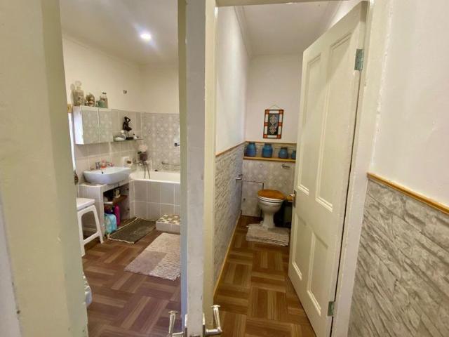 Cosy sandstone property with a well maintained garden and Watertank!
