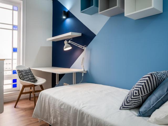 Cosy single bedroom in a 7 Bedroom apartment, near Urquinaona metro station