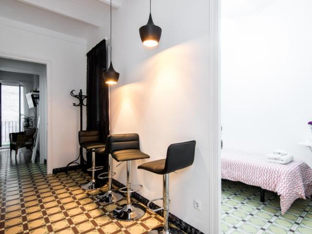 Cosy single bedroom in a modern flat with balcony, close to Collblanc metro station