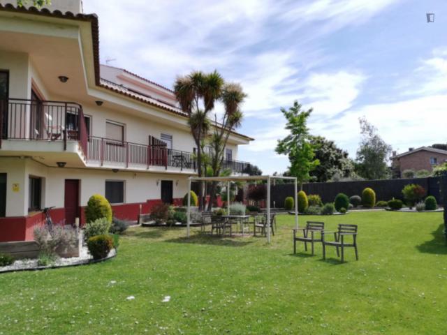 Cosy twin bedroom in a shared house close to Bellaterra train station