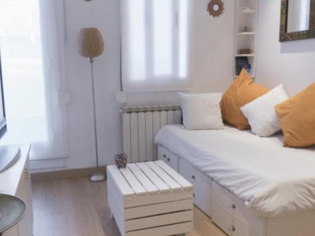 Cosy 1 double bedroom apartment with balcony near Paral·lel metro station