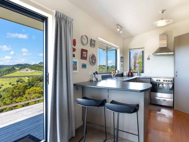 Cosy 3 Bedroom Coastal Home with Gorgeous Views