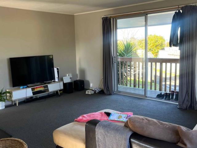 Cosy 3 Bedroom Home with Sunny Backyard!