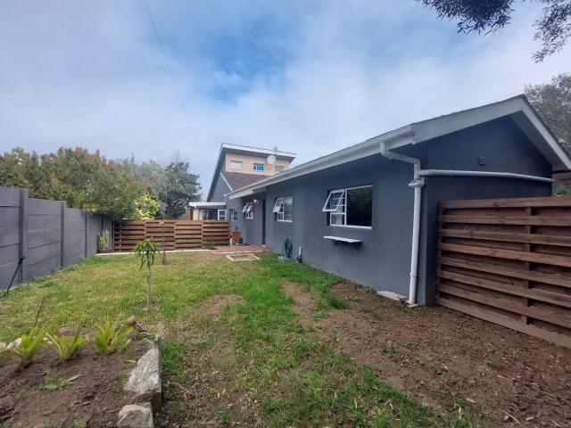 Cottage to rent in Somerset West
