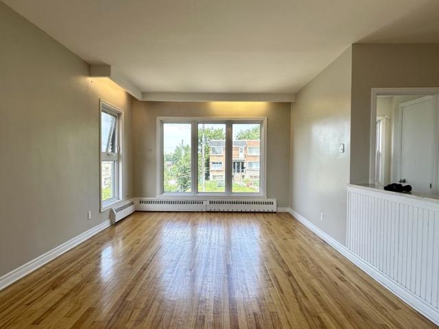Côte des Neiges: Haut de duplex avec 3 chambres + bureau avec chauffage INCLUS, offert en location semi meublée !
