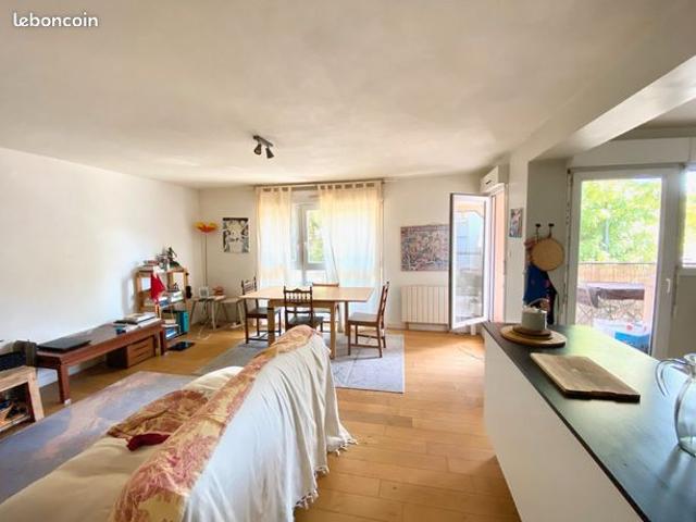 Côte Pavée T3 traversant 63 m2, terrasse, parking