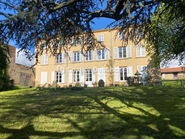 COTE ROANNAISE Propriété d'exception de 560 m² habitables sur 1.3 hectares de parc avec piscine