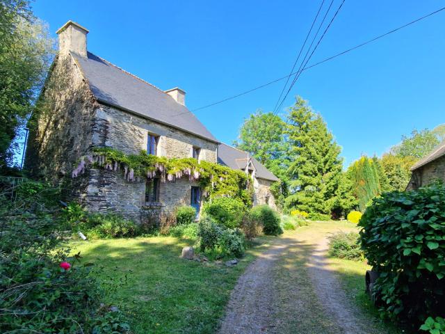 COTES D'ARMOR Maison de campagne traditionnelle de 4 pièces, avec grange en pierre, jardin  environnement paisible