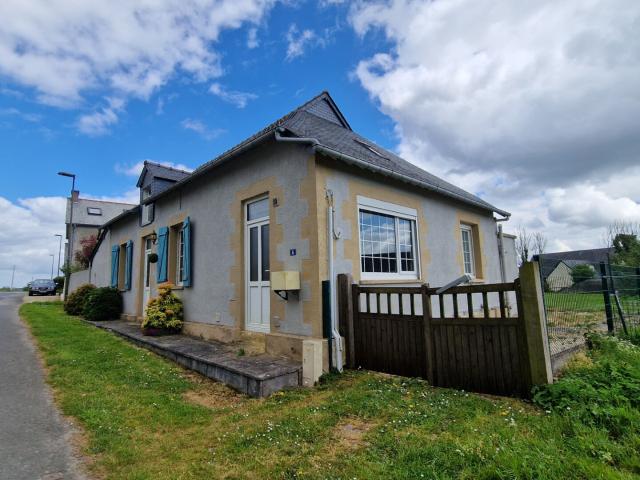 COTES D'ARMOR Maison familiale, spacieuse, 2 chambres RDC, 4 chambres total, avec piscine creusée, terrasse et jardin.