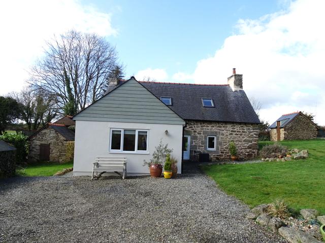 COTES D'ARMOR Une maison indépendante de 2 chambres avec un garage indépendant et 2343m2 de terrain, près de Bourbriac