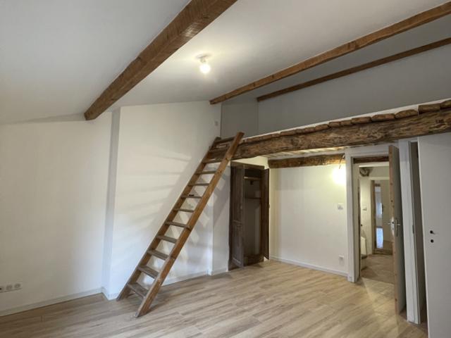 Cotignac, à vendre. Appartement en duplex 4 pièces situé au