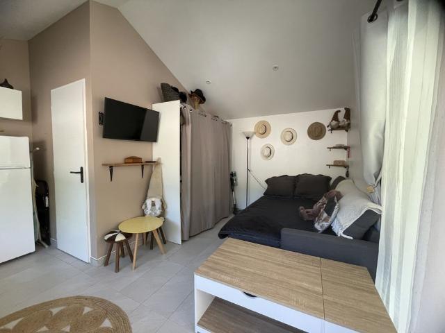 COTIGNAC Beau Studio meublé avec terrasse de 20m² et un jardinet. Place de parking privée inclue