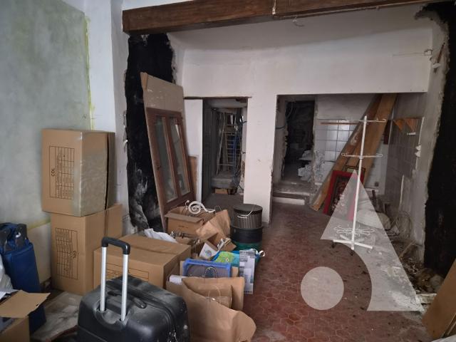 COTIGNAC IMMEUBLE CENTRE VILLE 145.000 EUROS