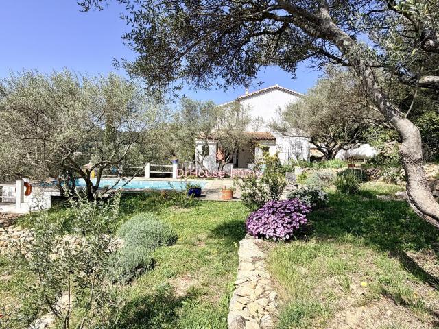 COTIGNAC Maison provençale rénovée avec vue superbe