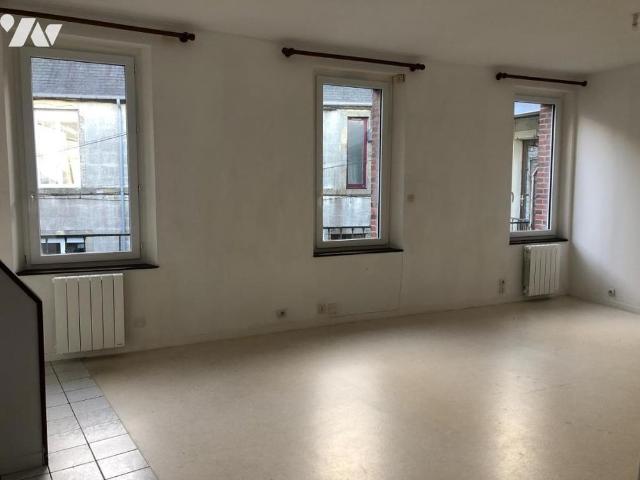 COUTANCES, dans l'hypercentre, DEUX pièces avec garage