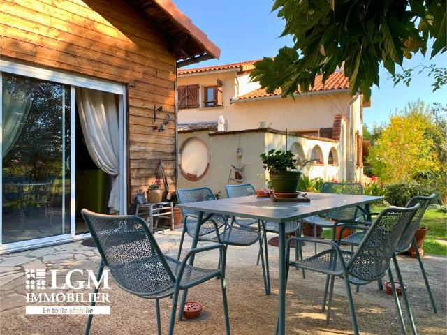Propriété atypique avec deux maisons indépendantes, piscine et grand terrain à Couffouleux