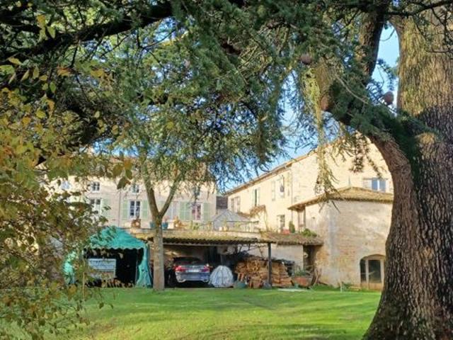 Couhe Maison de caractère de neuf chambres, granges, piscine, jacuzzi, jardin privé avec opportunité commerciale