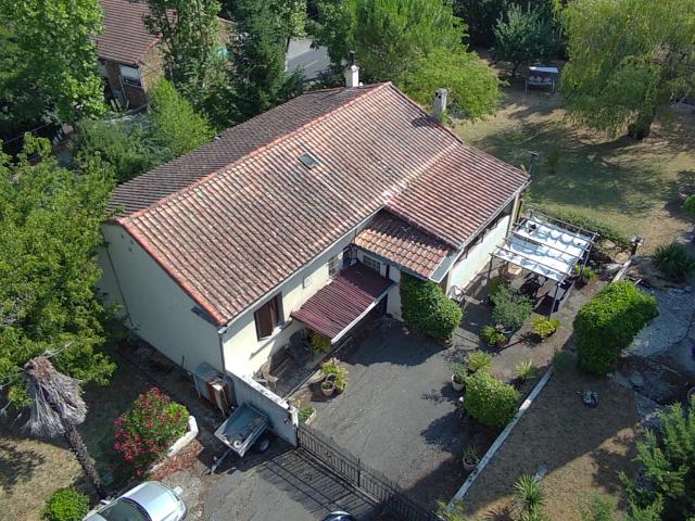 COUIZA MAISON DE PLAIN PIED DE 104.12M2 AVEC SOUS SOL COMPLET, GARAGE, DÉPENDANCE ET PARC ARBORÉ DE 2276M2