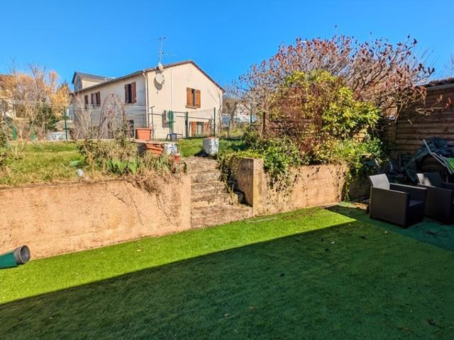 Coulaures, centre bourg, maison deux chambres, jardin