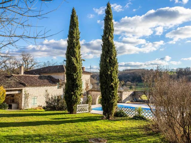 Country house with pool and land