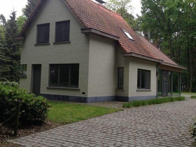 Country house with private road on property of nearly 2 hect
