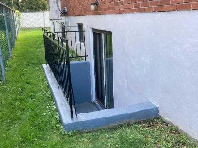 Coup de Cœur Charmant 3 ½ Très propre Rez de chaussée avec Balcon sur Jardin Près Centre Forest