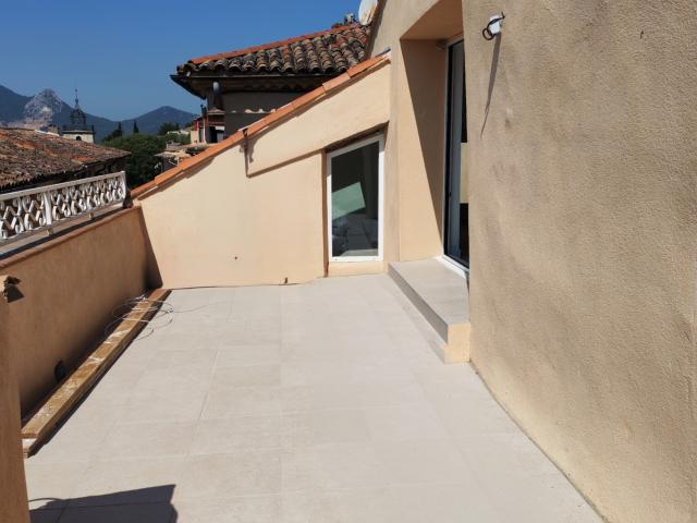 Coup de cœur à Camps la Source: appartement T 2 rénové avec terrasse sans vis à vis