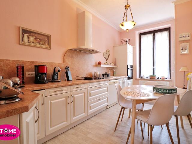Coup de cœur assuré ! Appartement 117,39 m2 de charme en rez de jardin avec terrasse et cuisine d’été. Vivez
