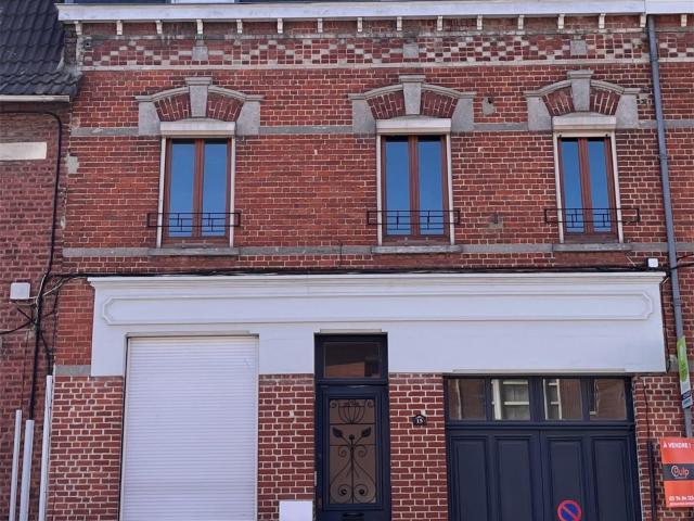 Coup de cœur assuré ! Grande maison de 198 m², 4 chambres, beaux volumes et un excellent rapport qualité/prix à seulement 182 000 €