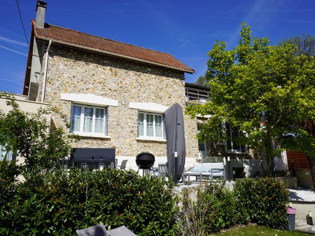 COUP DE CŒUR ASSURÉ pour cette magnifique maison en pierre des années 1930, entièrement rénovée, alliant cachet de l’ancien, volumes exceptionnels et confort moderne, au cœur d’un environnement calme