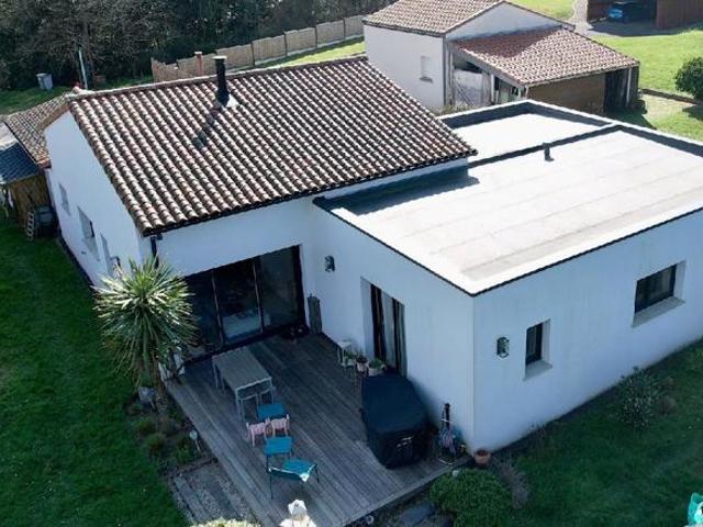 Coup de cœur assuré pour cette maison neuve 2020 de 131 m² de plain pied, 4 chambres, garage, jardin, dans son écrin de verdure