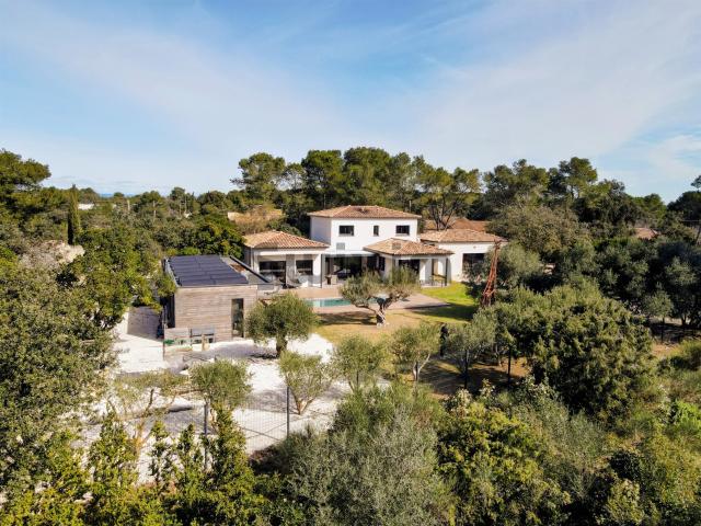 Coup de cœur assuré pour cette splendide maison récente de 2. 220m² Nîmes