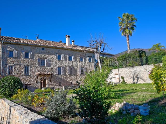 Domaine de Prestige: Corps de Ferme du XVIIIe siècle en Pierre