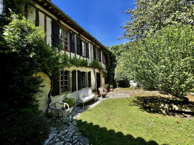 Coup de cœur Maison de caractère à colombages 347 m2 jardin intime et garage