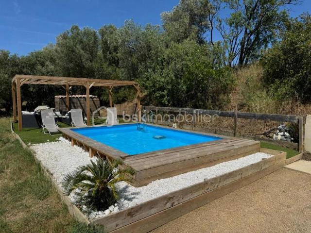 COUP DE CŒUR * MAISON EN PIERRE RÉNOVÉE * ENVIRON 3 225 m² DE TERRAIN * PISCINE * SANS VIS À VIS * BEAU POTENTIEL