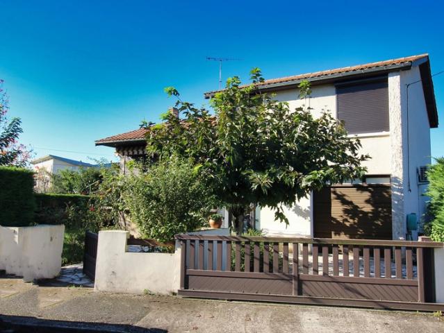 Coup de cœur ! Maison familiale 108 m² – Terrain 842 m² – Bureau, Garage et Dépendances