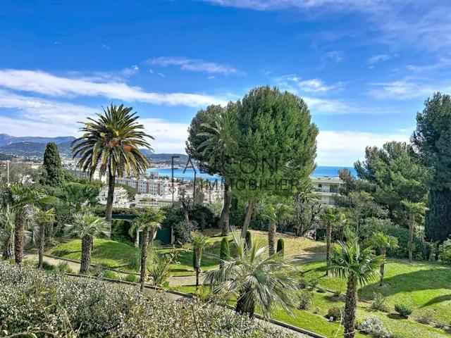 Coup de cœur ! Superbe 4 pièces avec vue imprenable sur les collines et la mer – Avenue de la Lanterne