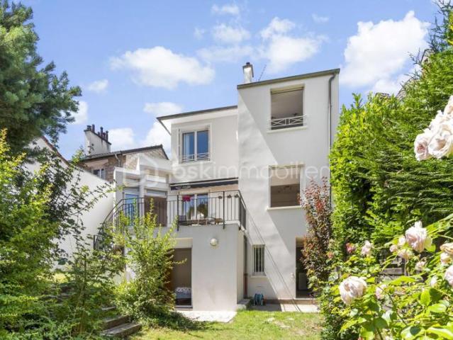 Coup de cœur pour cette maison d'architecte de 177m², située au sein d'un domaine privé sur la commune de Marnes La Coquette