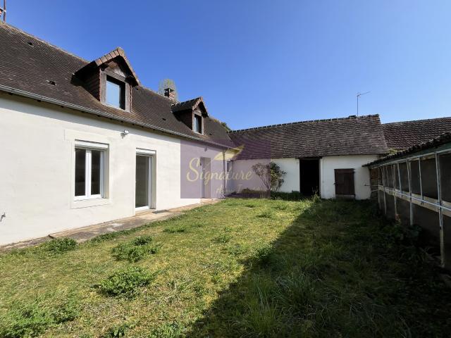 Coup de cœur pour cette maison familiale rénovée T6. Maison pleine de charme avec grange et garage