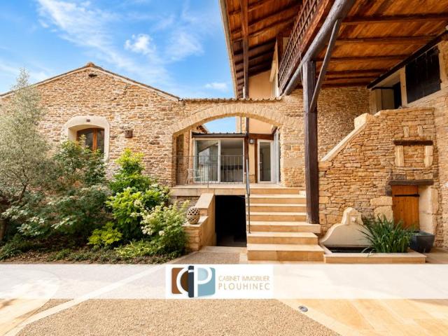 Coup de coeur: maison de caractère avec dépendances et cour