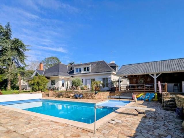 Coup de coeur Maison familliale de 280 M2 à proximité d'Angers 5 chambres et plus Jardin, piscine chauffée, sous sol