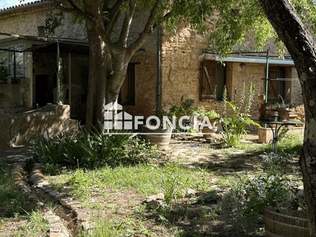 COUP DE COEUR ASSURÉ Découvrez cette authentique maison en pierre située dans un cadre exceptionnel: plus de 5000m² de terrain bordé par une rivière
