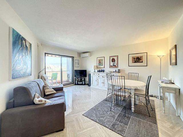 COUP DE COEUR ! Beau 2 pièces de 44m² avec parking. Plage et commerces à pied !