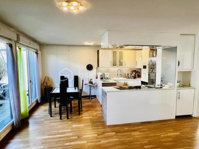 Coup de coeur Superbe duplex Bas Montreuil avec vue dégagée et espaces de vie généreux Confort et luminosité