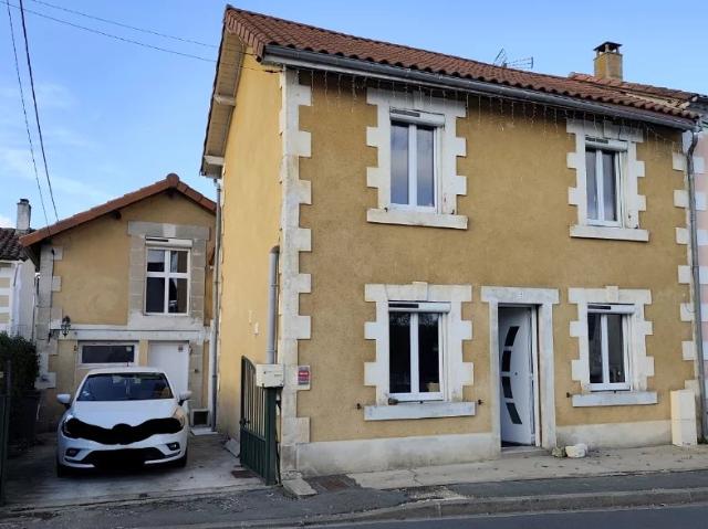 Coup de coeur / DPE C: maison de ville hyper centre de ST ASTIE